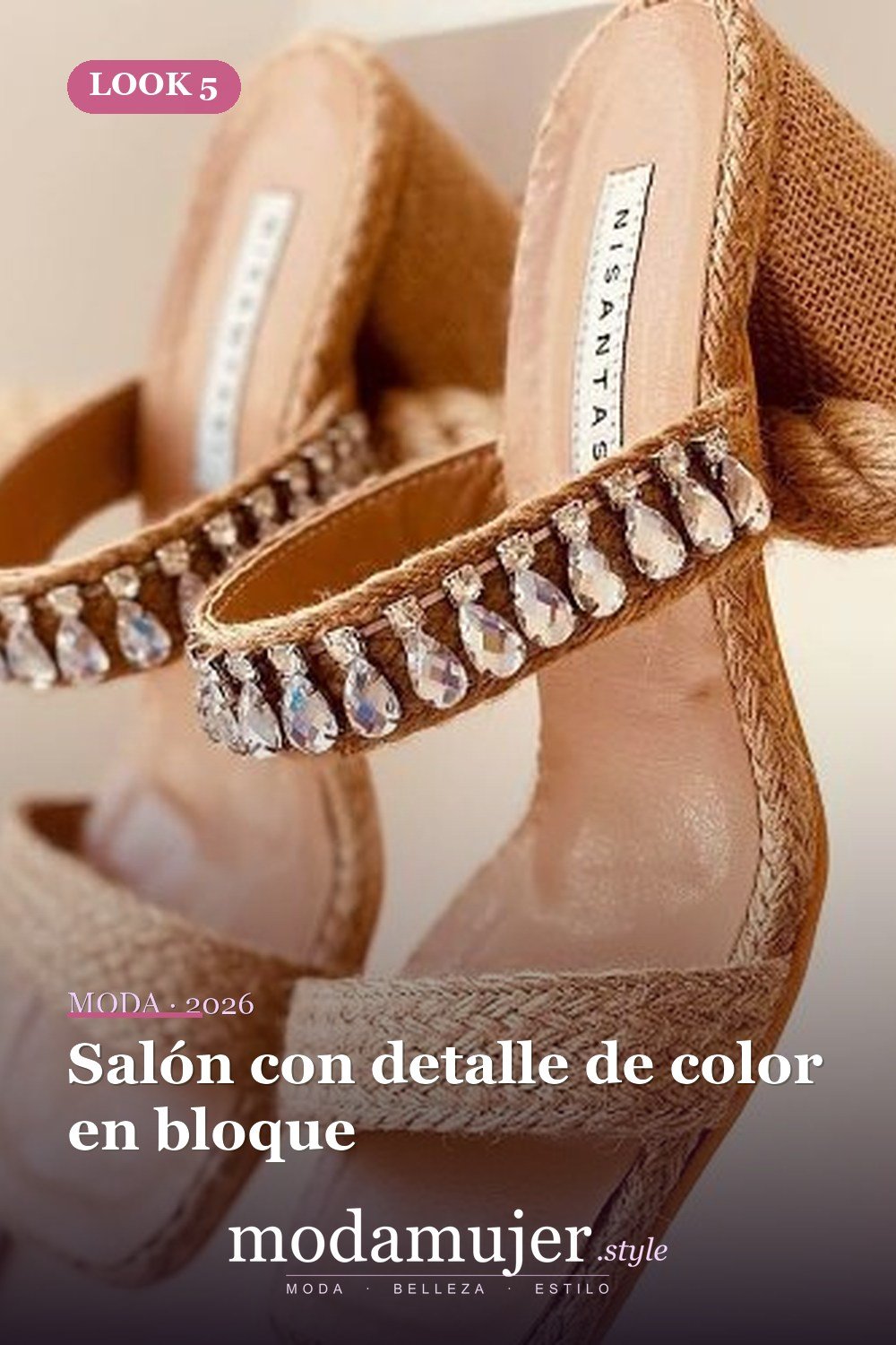 Salón con detalle de color en bloque — Tacones de salón con diseños elegantes Salón con detalle de color en bloque — Tacones de salón con diseños elegantes