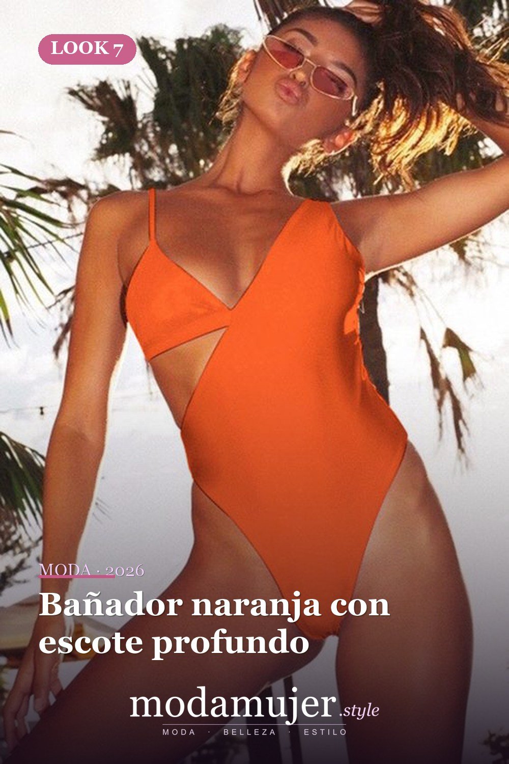 Bañador naranja con escote profundo — Tendencias de trajes de baño para 2026: 26 ideas para inspirarte