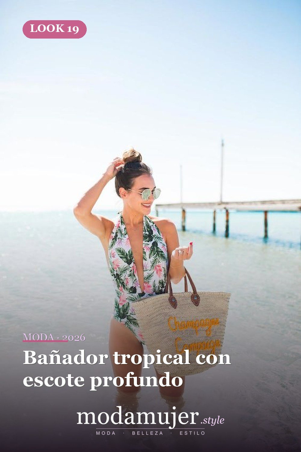 Bañador tropical con escote profundo — Tendencias de trajes de baño para 2026: 26 ideas para inspirarte