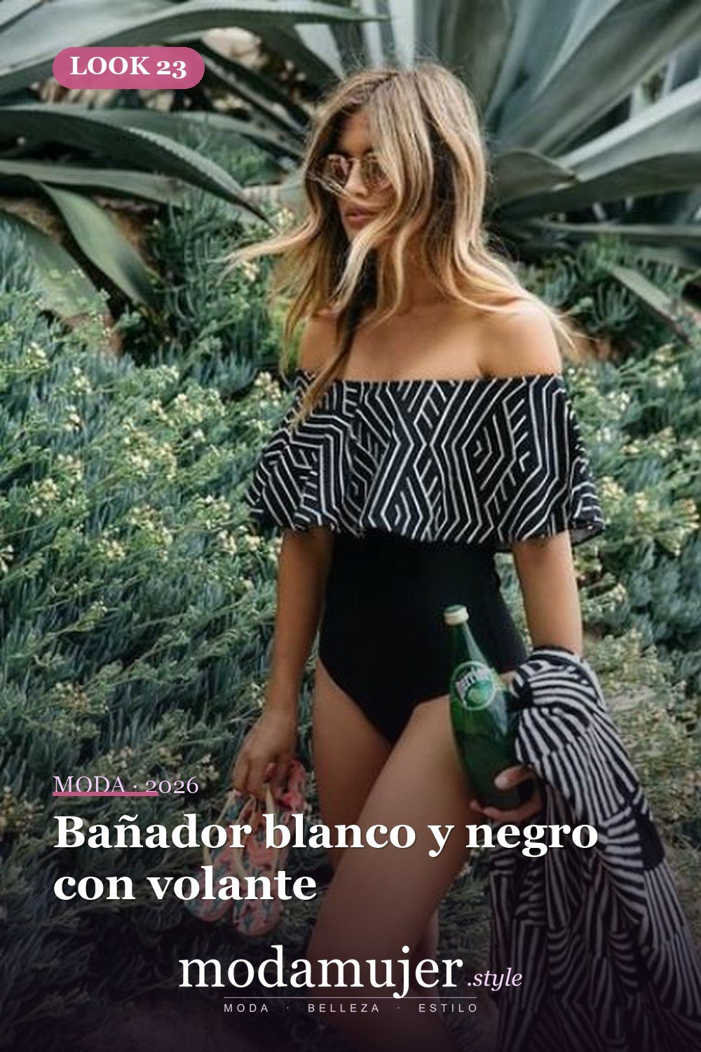 Bañador blanco y negro con volante — Tendencias de trajes de baño para 2026: 26 ideas para inspirarte