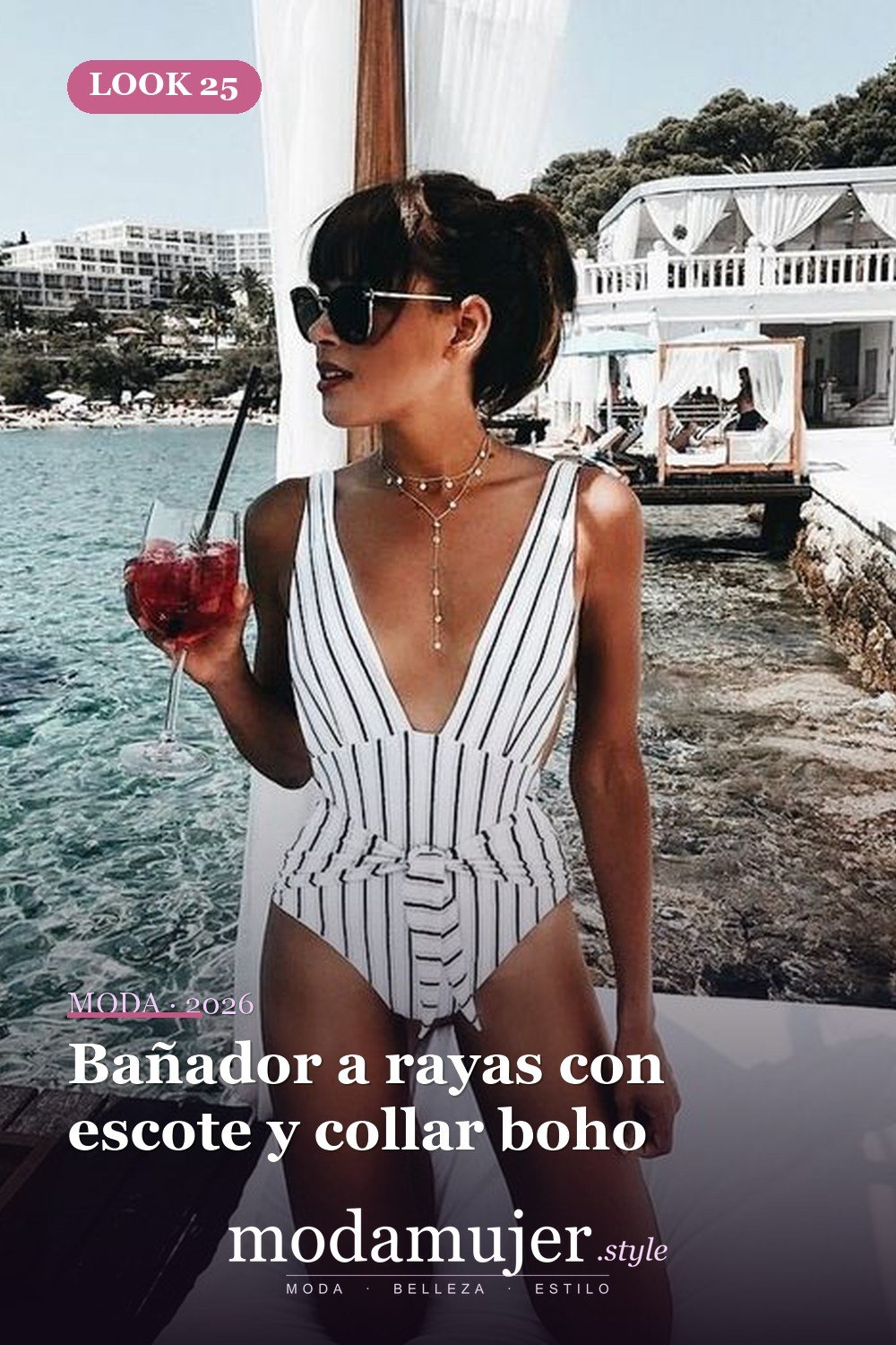 Bañador a rayas con escote y collar boho — Tendencias de trajes de baño para 2026: 26 ideas para inspirarte
